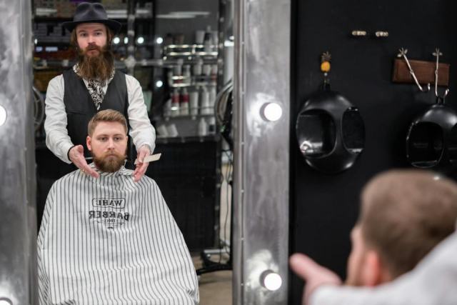Le contour de barbe en salon : lignes nettes et symétrie