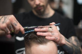 Coupe buzz cut : la coupe courte rase chez le barbier