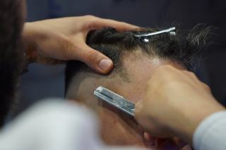 Rasage traditionnel au barbier : rituel et bienfaits